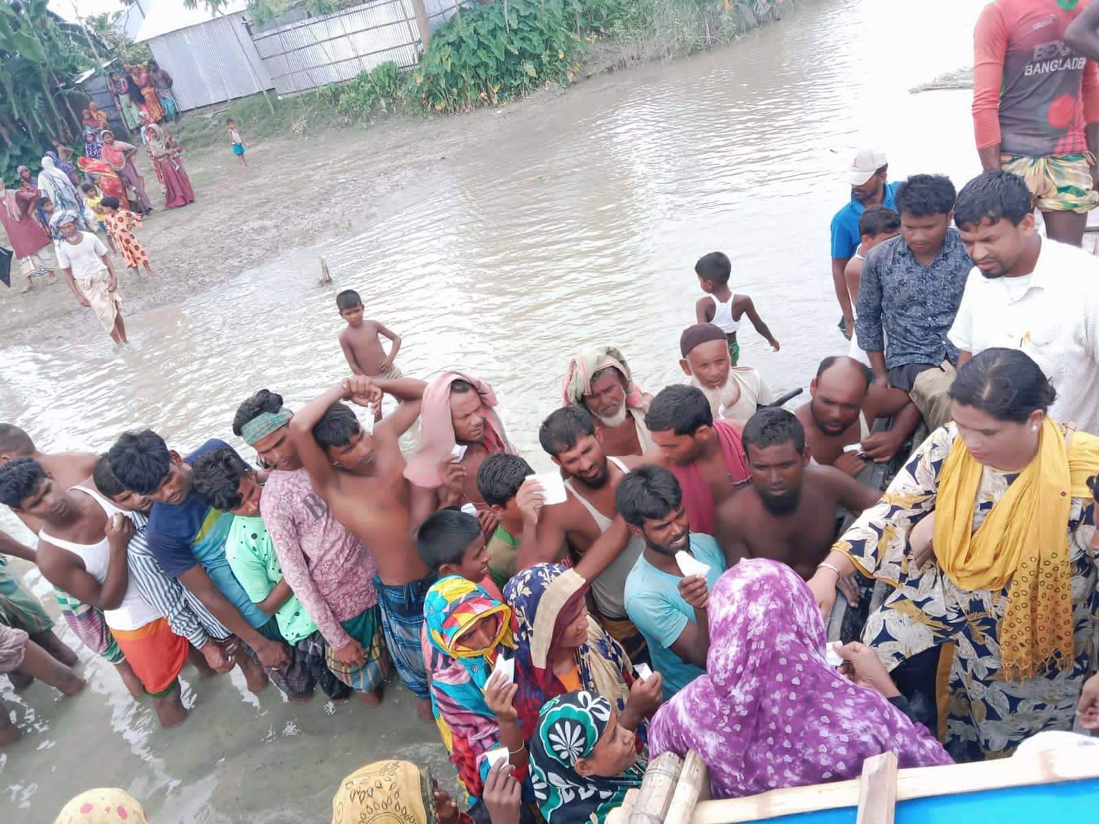 আমেরিকা প্রবাসীর উদ্যোগে কুড়িগ্রামে বানভাসীদের মাঝে খাদ্য সহায়তা বিতরণ