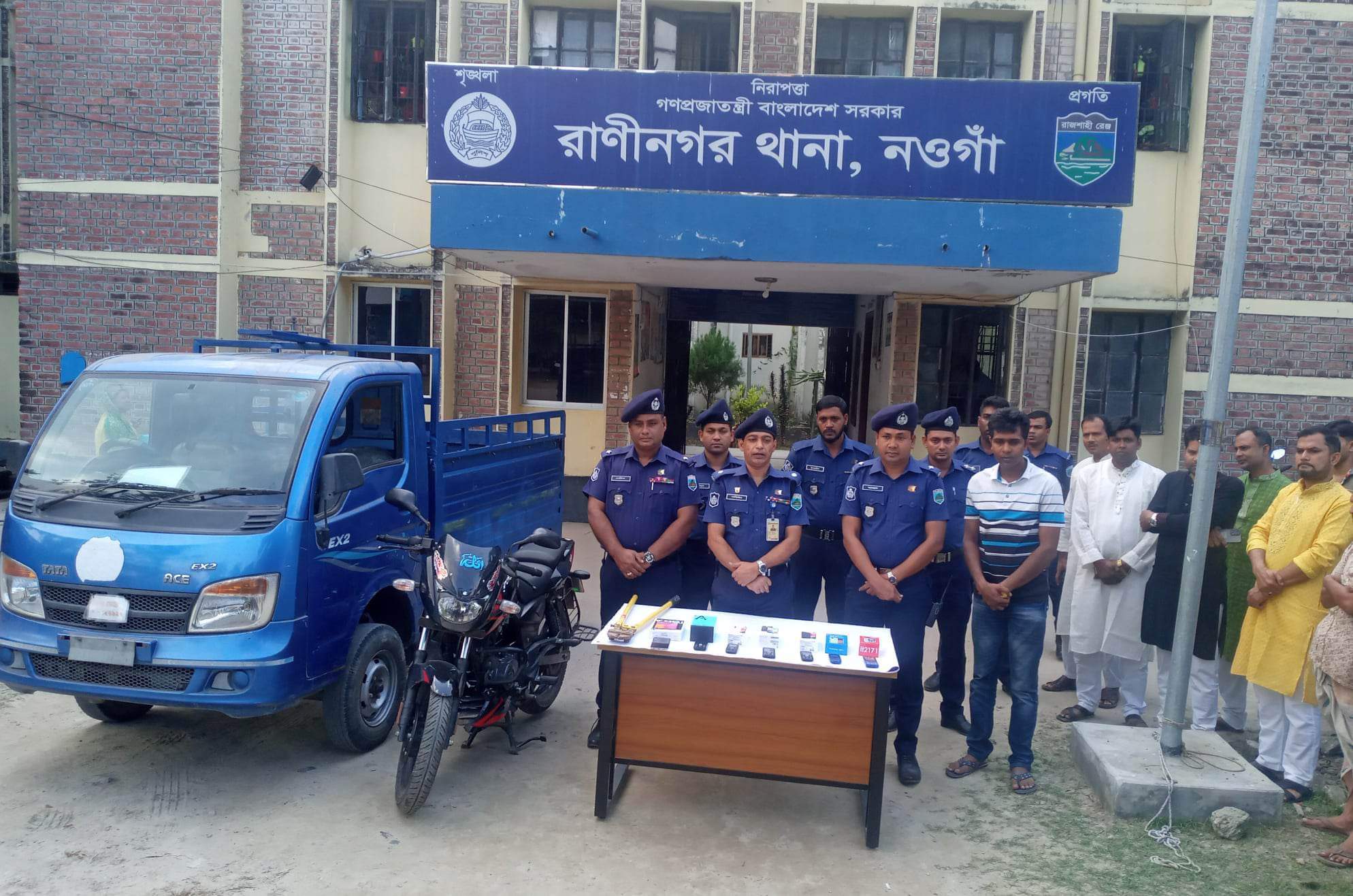 রাণীনগরে আন্ত:জেলা চোর চক্রের ৫জন সক্রিয় সদস্য গ্রেফতারসহ চোরাই মালামাল উদ্ধার
