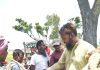 মান্দায় ধানকাটা কৃষকদের পাশে স্যালাইন ও বিস্কুট নিয়ে রবিউল ইসলাম
